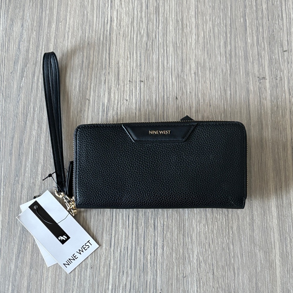 Nine West Astoria Zip Around Wristlet Wallet Black NWT